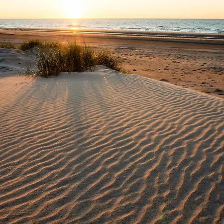 With 2 Bedrooms And Sea View Апартаменты