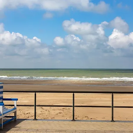 With 2 Bedrooms And Sea View Апартаменты *