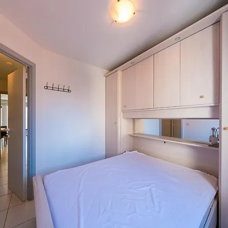 With 2 Bedrooms And Sea View Apartman *