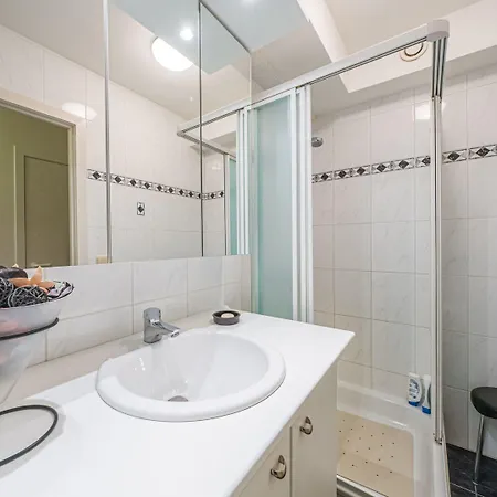 With 2 Bedrooms And Sea View Apartman