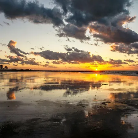 With 2 Bedrooms And Sea View Апартаменты *