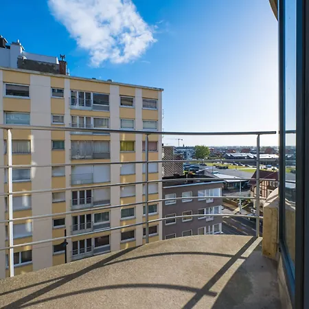 With 2 Bedrooms And Sea View Apartman *